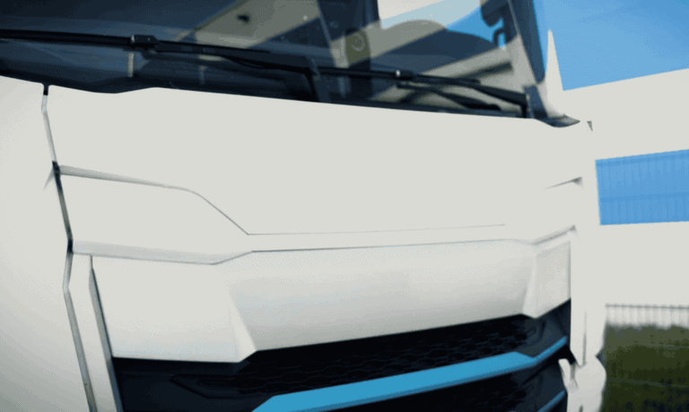 Moderne LKW-Frontansicht mit Fokus auf Technologie und Innovation.