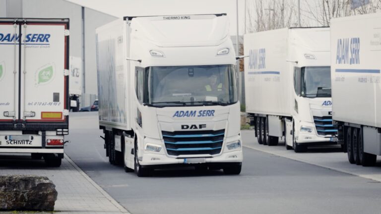 Moderne LKW-Flotte für effizienten Transport und Logistik.