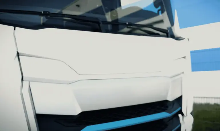 Moderne LKW-Frontansicht mit Fokus auf Technologie und Innovation.